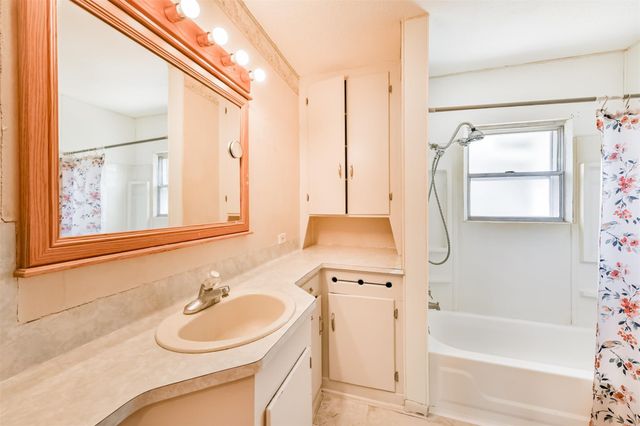 163 Oakland St, Baytown, TX 77520