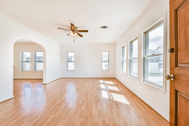 163 Oakland St, Baytown, TX 77520