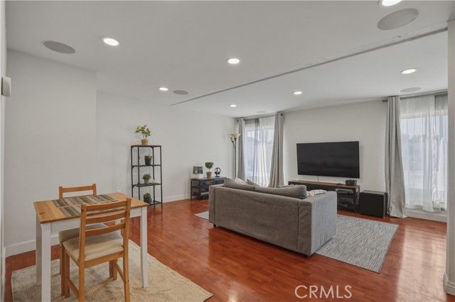 6151 Reseda Boulevard 13, Tarzana (los Angeles), CA 91335