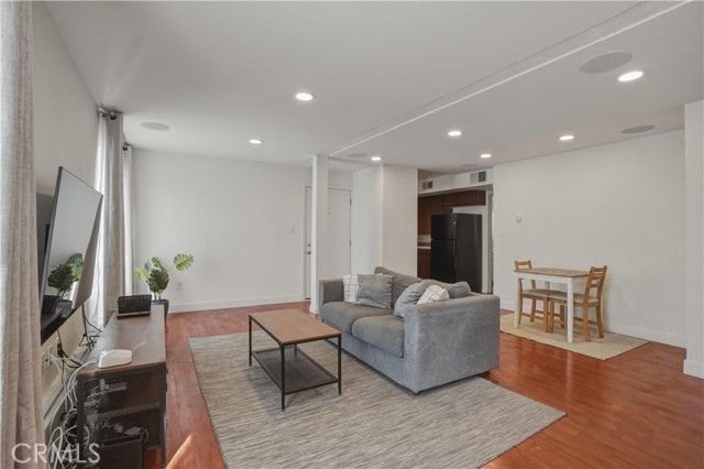 6151 Reseda Boulevard 13, Tarzana (los Angeles), CA 91335