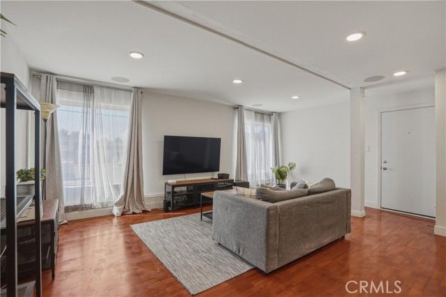 6151 Reseda Boulevard 13, Tarzana (los Angeles), CA 91335