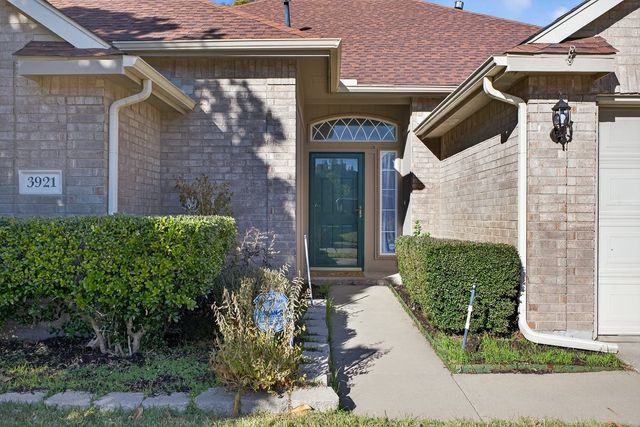 3921 Larkspur Drive, Haltom City, TX 76137