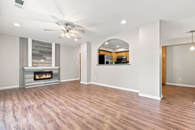 1100 N Farnsworth Avenue 2F, Aurora, IL 60505