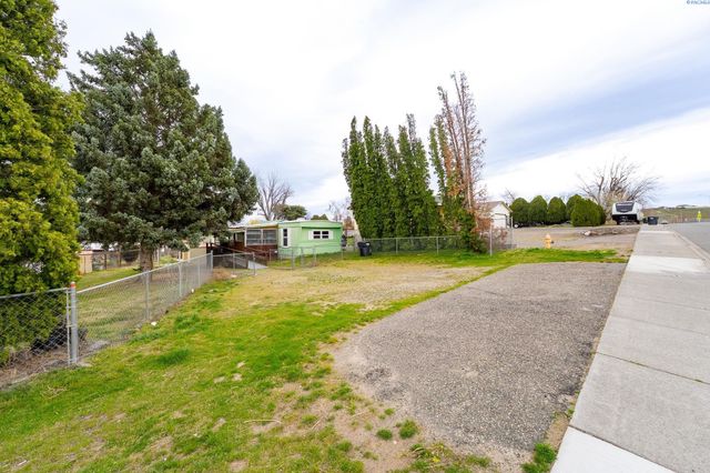 868 N 62nd Avenue, West Richland, WA 99353