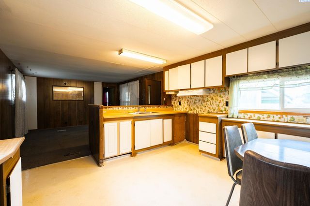 868 N 62nd Avenue, West Richland, WA 99353