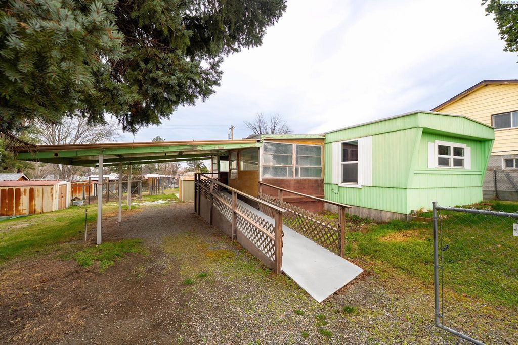 868 N 62nd Avenue, West Richland, WA 99353