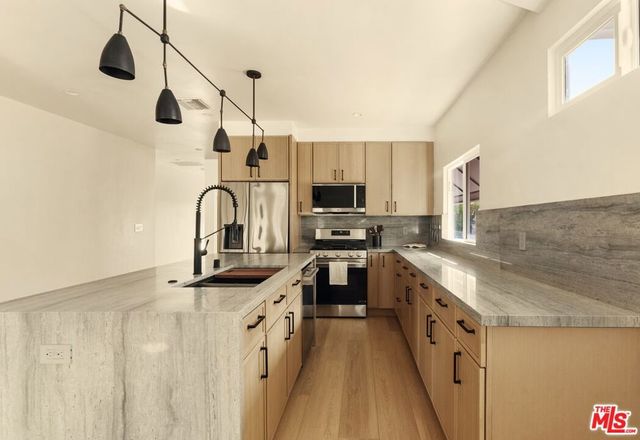 2057 W 28th Street, Los Angeles, CA 90018