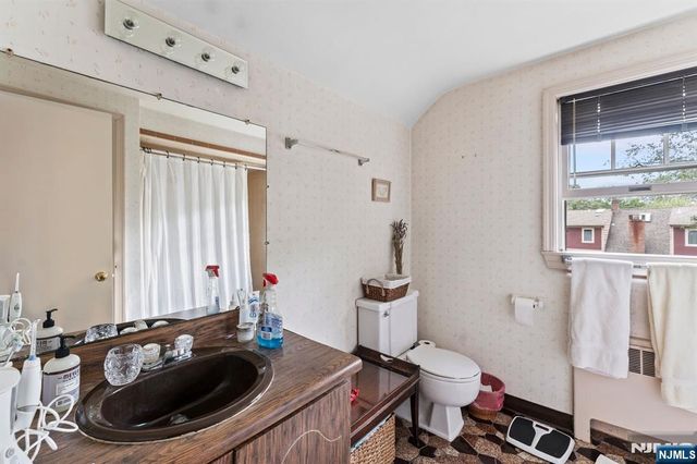 160 Spring Valley Road, Park Ridge, NJ 07656