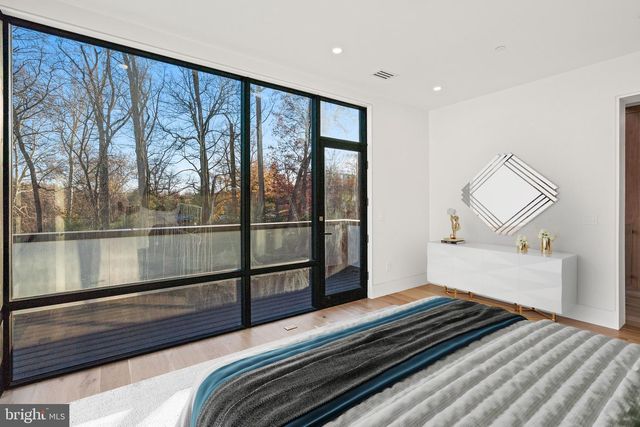 2717 TENNYSON ST NW, Washington, DC 20015