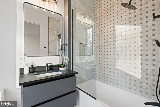 2717 TENNYSON ST NW, Washington, DC 20015