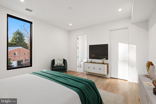 2717 TENNYSON ST NW, Washington, DC 20015