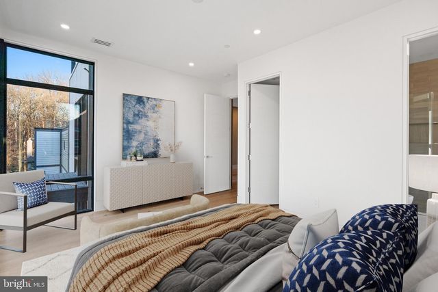 2717 TENNYSON ST NW, Washington, DC 20015