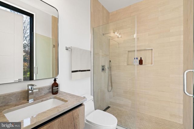 2717 TENNYSON ST NW, Washington, DC 20015