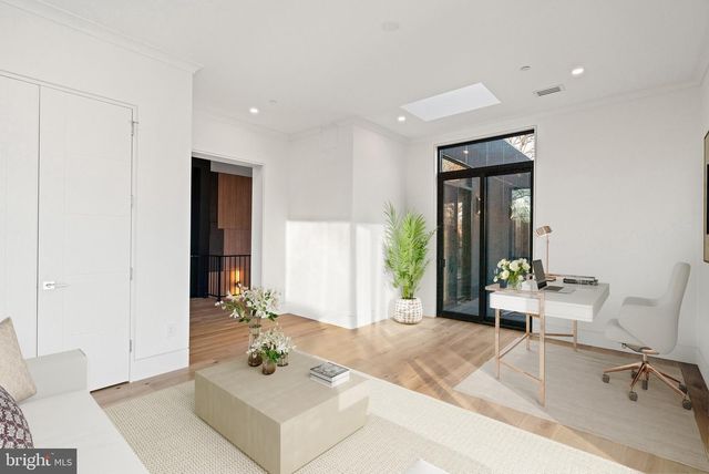 2717 TENNYSON ST NW, Washington, DC 20015