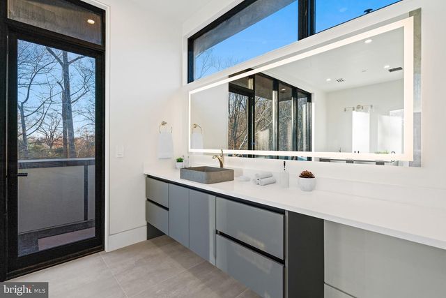 2717 TENNYSON ST NW, Washington, DC 20015