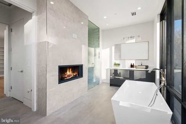 2717 TENNYSON ST NW, Washington, DC 20015