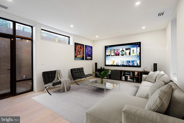 2717 TENNYSON ST NW, Washington, DC 20015