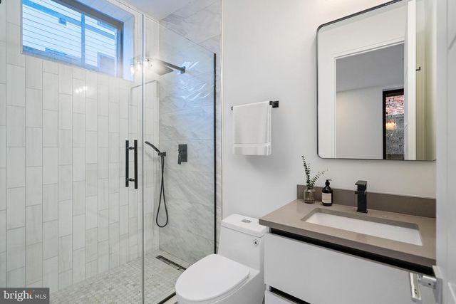 2717 TENNYSON ST NW, Washington, DC 20015