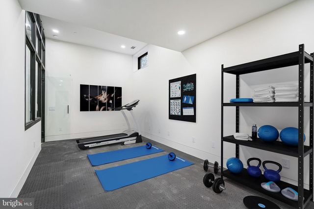 2717 TENNYSON ST NW, Washington, DC 20015