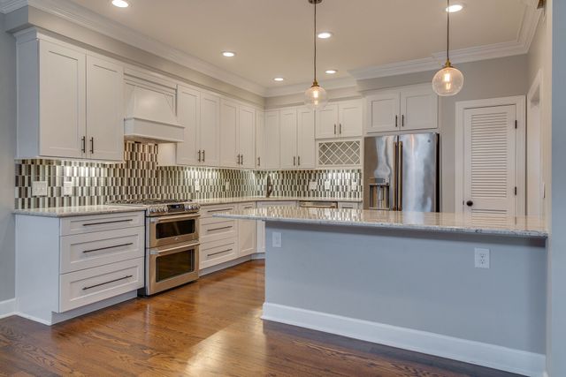 2040 Graybar Ln, Nashville, TN 37215