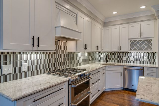 2040 Graybar Ln, Nashville, TN 37215
