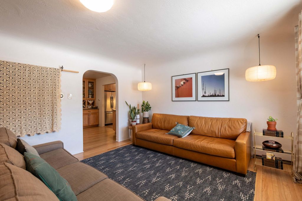 Image 4 of property listing at 4225 Courtney Avenue NE, Albuquerque, NM 87108