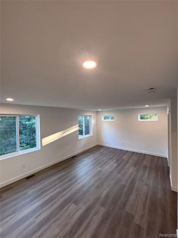 375 W Hayes Avenue, Hazel Park, MI 48030