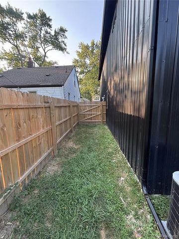375 W Hayes Avenue, Hazel Park, MI 48030