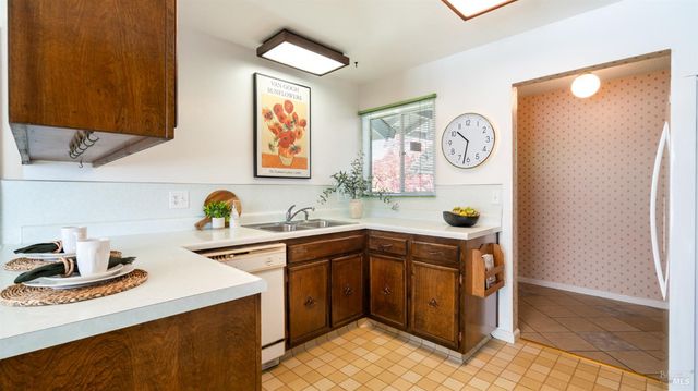 1536 Sunview Ct, Santa Rosa, CA 95401