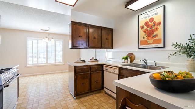 1536 Sunview Ct, Santa Rosa, CA 95401