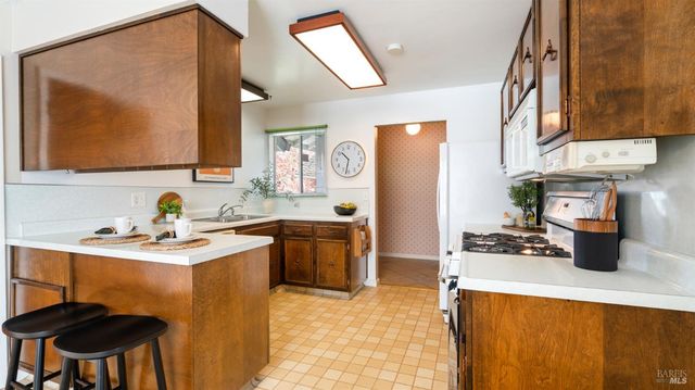 1536 Sunview Ct, Santa Rosa, CA 95401