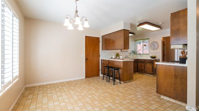 1536 Sunview Ct, Santa Rosa, CA 95401