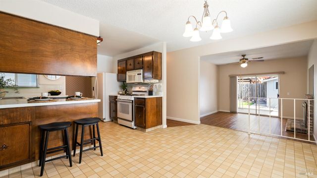 1536 Sunview Ct, Santa Rosa, CA 95401