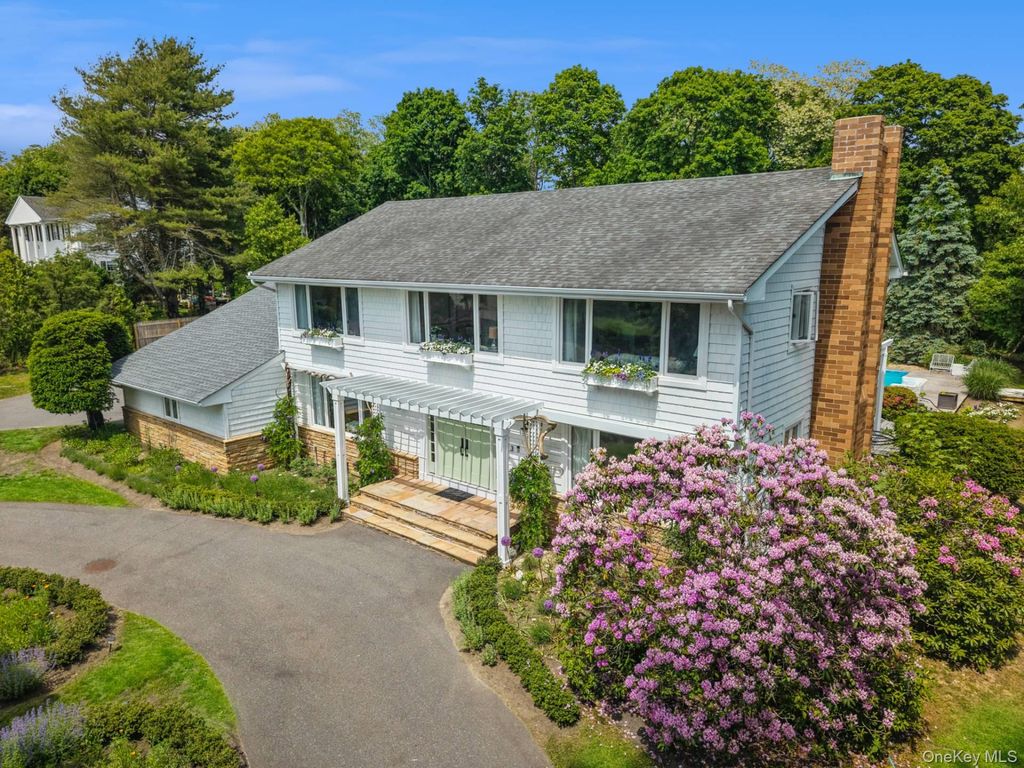 3 Mooring Drive, Bellport, NY 11713
