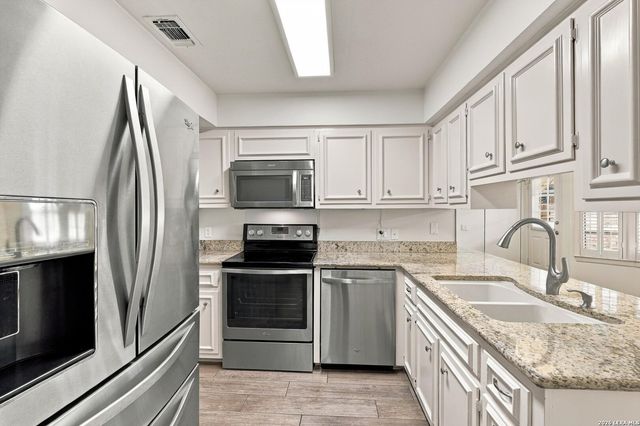 8415 Fredericksburg Rd Apt 902, San Antonio, TX 78229