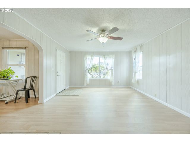 2240 5TH St, Springfield, OR 97477