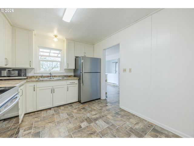 2240 5TH St, Springfield, OR 97477