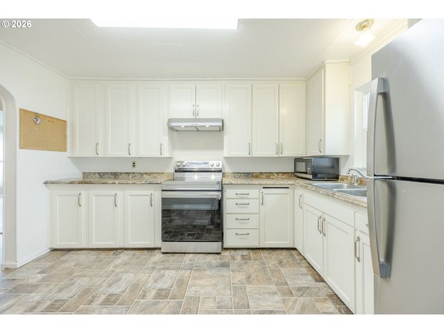 2240 5TH St, Springfield, OR 97477