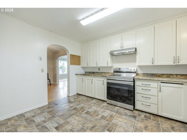 2240 5TH St, Springfield, OR 97477