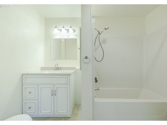 2240 5TH St, Springfield, OR 97477