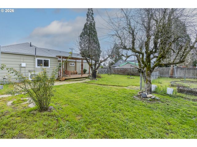 2240 5TH St, Springfield, OR 97477
