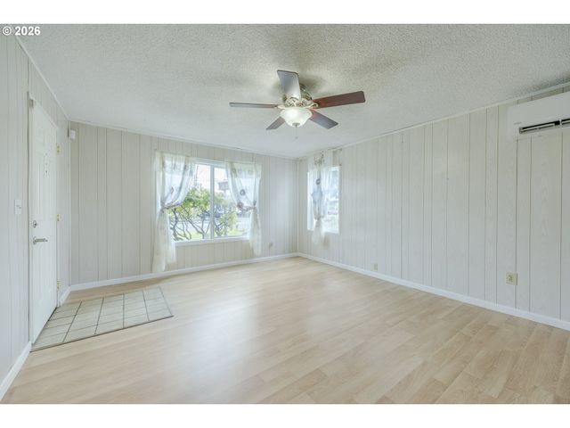 2240 5TH St, Springfield, OR 97477