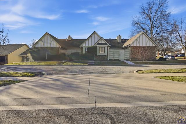 5649 SW Barrington Ct N, Topeka, KS 66614