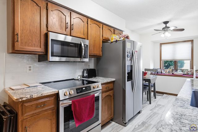 5649 SW Barrington Ct N, Topeka, KS 66614