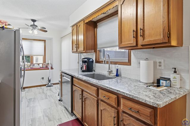 5649 SW Barrington Ct N, Topeka, KS 66614