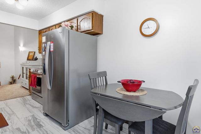 5649 SW Barrington Ct N, Topeka, KS 66614