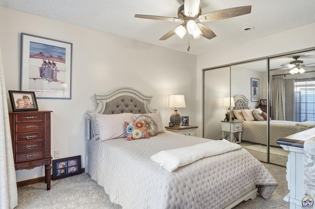 5649 SW Barrington Ct N, Topeka, KS 66614