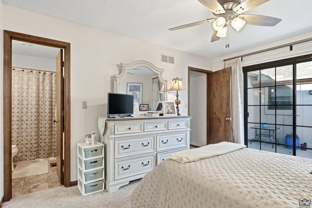 5649 SW Barrington Ct N, Topeka, KS 66614