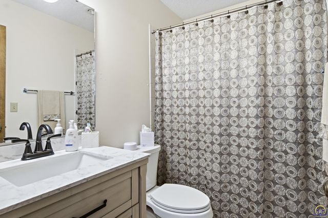 5649 SW Barrington Ct N, Topeka, KS 66614