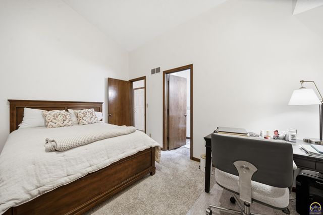 5649 SW Barrington Ct N, Topeka, KS 66614